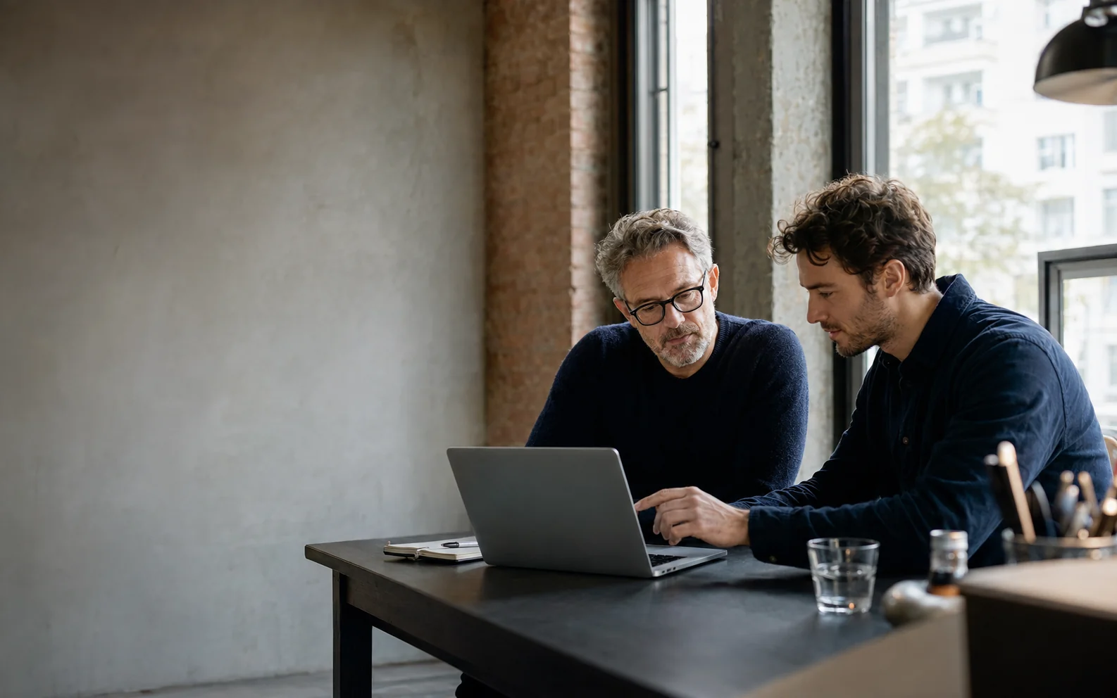 Unternehmerin und Technologieberater bei der Zusammenarbeit